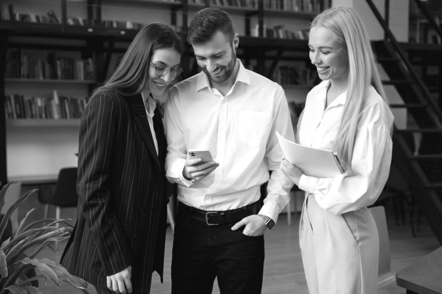 Persona organizando finanzas personales con método creativo